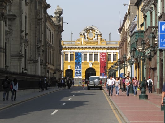 Blick auf das Literaturhaus am Ende der Straße.