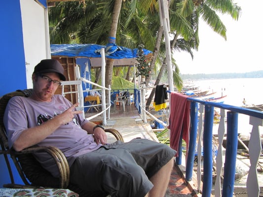 Der König auf seinem Thron genießt das erhabenen Gefühl von seinem Balkon.