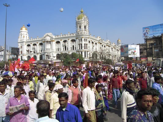 Es wurde zur Massenkundgebung gerufen. Eine politische Riesendemonstration an unserem ersten Tag.