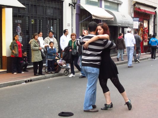 Tangovorführung mitten auf der Straße.