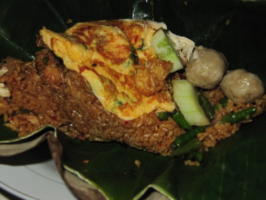 Nasi Goreng Telur (gebratener Reis mit gebratenem Ei) & Fleischbällchen.