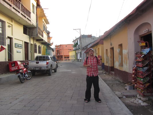Auf der Straße. Glücklicher Reisender nach dem Erwerb von Cola und Zigaretten.