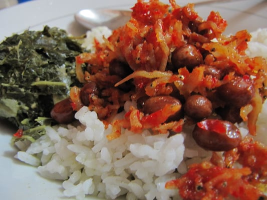 Nasi Ikan Bilis (Reis mit kleinen Fischen) mit kleinen Nüssen & Gemüse.