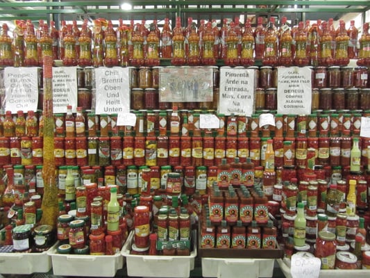 Spice it up, baby! Grandiose Auswahl an Chillisaucen- und produkten.