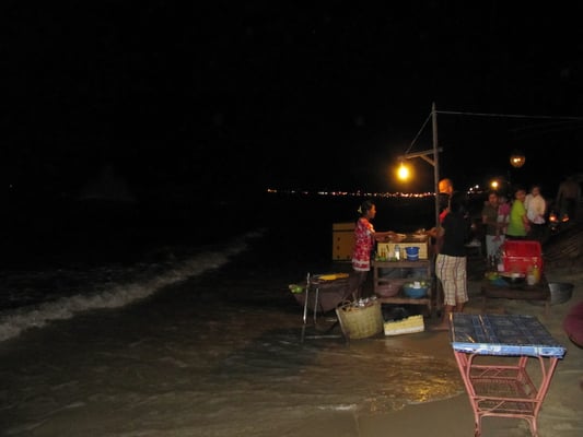 Seafood-BBQ-Küche am Strand/im Wasser.