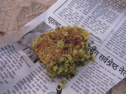 Indischer Snack, denn wir am Strand von einheimischen Touristen geschenkt bekommen haben.