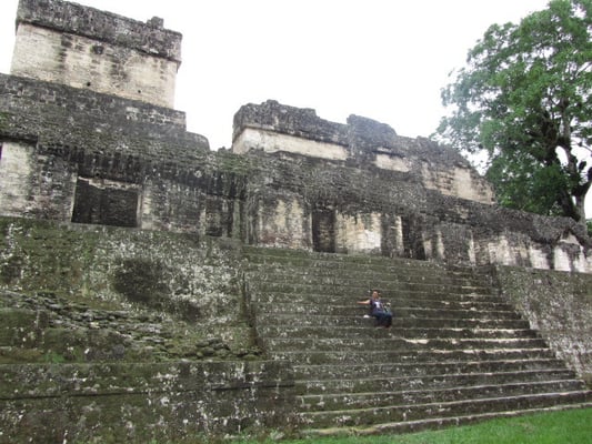 Die Zentralakropolis ist ein Seitengebäude am Gran Plaza.