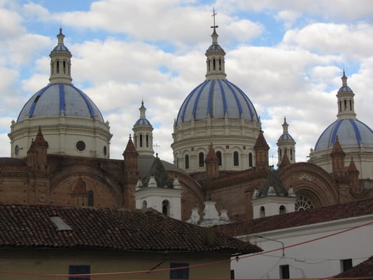 Die neue Kathedrale liegt eingebettet im Häusermeer.