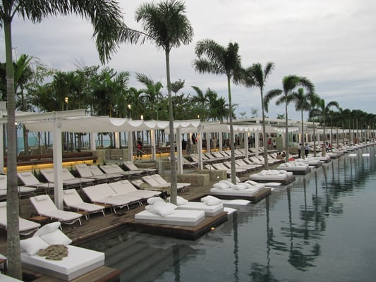 Der höchste Outdoor-Pool der Welt auf dem Dach des Marina Bay Sands (Skypark).