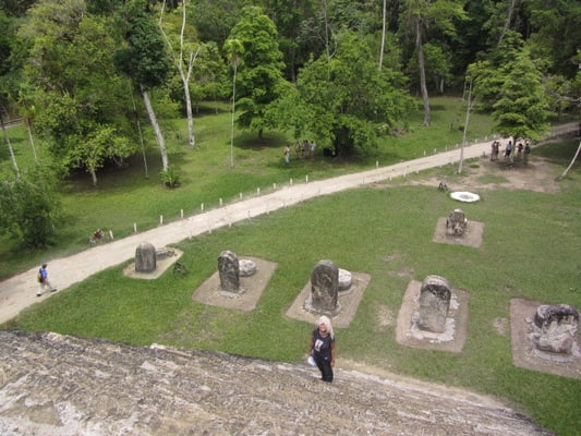 Bestieg der Grupo Q. Dieser Komplex ist für seine Zwillingstempel bekannt.