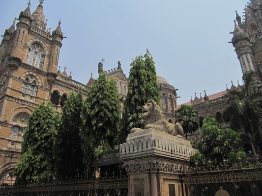 Der CST zählt zu den größten und geschäftigsten Bahnhöfen der Welt und gehört seit 2004 zum UNESCO-Weltkulturerbe. Täglich passieren mehr als 1000 Züge und etwa drei Millionen Menschen diesen Bahnhof.