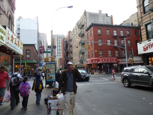 Mann mit chinesischem Essen in der Hand.
