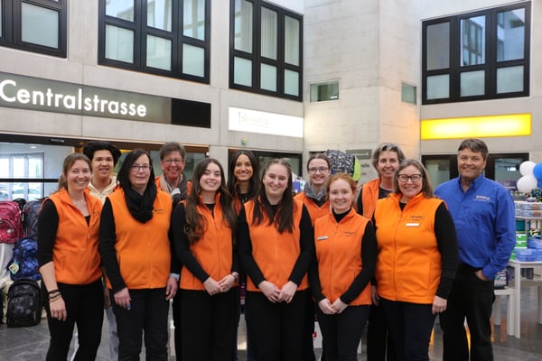 Unser motiviertes Team betreut unsere geschätzte Kundschaft am Schul-Event 2023