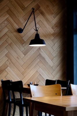 dieartige // Design Studio - Interiordesign "Die Speisewerft" |  Fischgrätparkett für die Wand