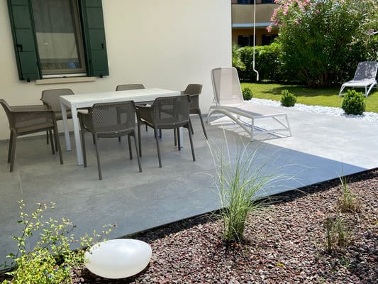 gemütlicher Sitzplatz mit Markise