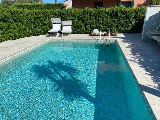 Blick von Veranda auf Pool - Ferienhaus Albarella mit Pool