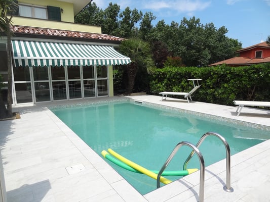 Veranda geschlossen, ideal im Frühjahr und Herbst - Albarella Ferienhaus