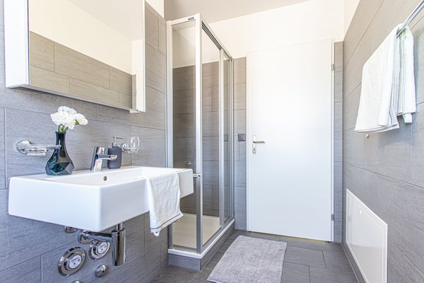 Zwei Tageslicht-Badezimmer in der Wohnung (Badewanne/WC, Dusche/WC) und Waschturm