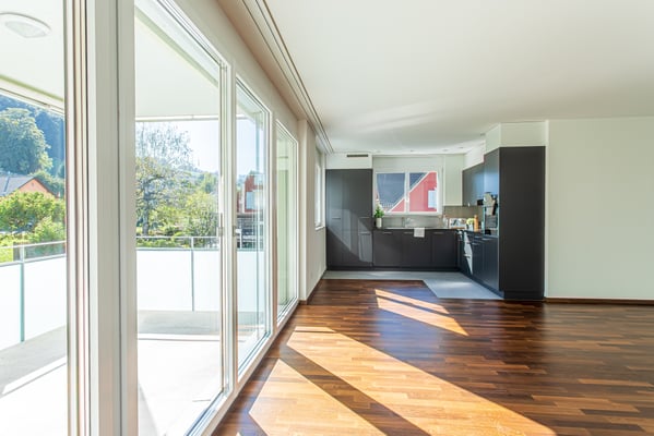 Moderne offene Küche mit Granitabdeckung, Glaskeramikherd, Geschirrspüler, Backofen auf Augenhöhe, 274 Liter Kühlschrank