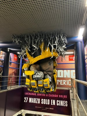 Fabricación Puño Kong a tamaño real. Acción publicitaria de la película Godzilla y Kong: El nuevo imperio en metro Nuevos Ministerios