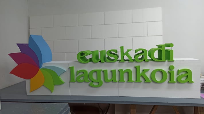 Logo corporeo para escenario