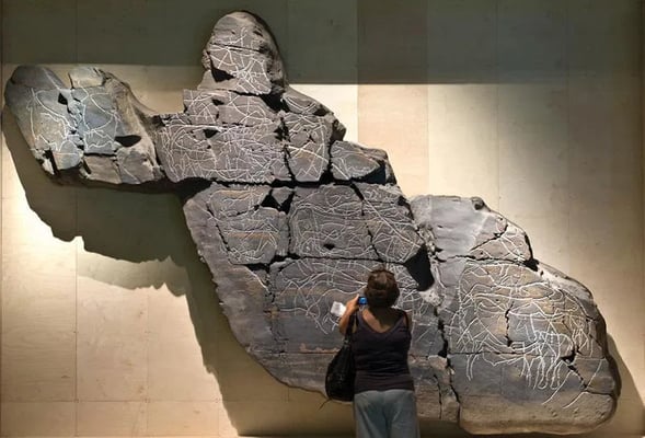 Panel de grabados réplica en Museo Foz Coa