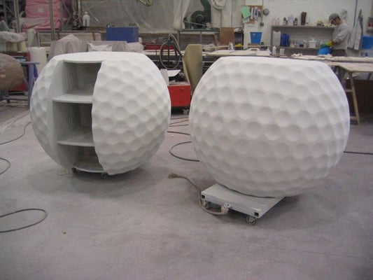 Pelotas de Golf GIGANTES, interpretación como mesas atriles de información, en Feria