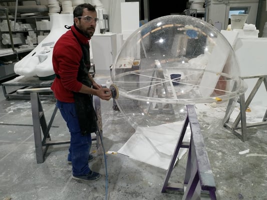 dos semiesferas 150 cm diametro, en metacrialato, union atornillada por la solapa hemisferica