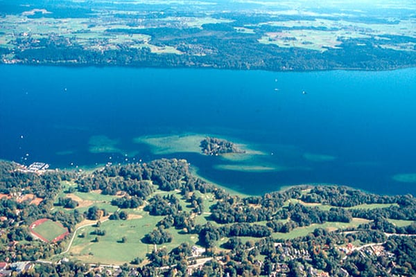 Flachwasserbucht bei der Roseninsel mit dem Lenné-Park