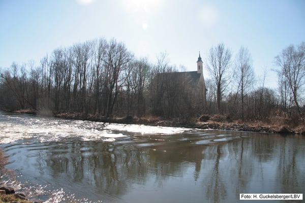 Raue Sohlrampe bei Grafrath. Im Hintergrund St. Rasso.  (Foto: Horst Guckelsberger) 