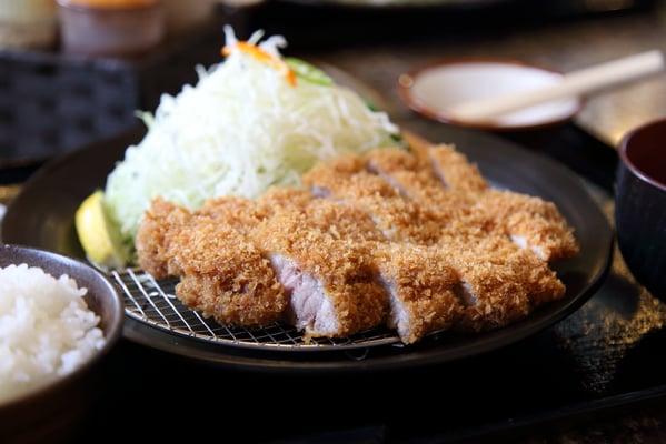 撮影先の知覧にて。薩摩黒豚のトンカツで地元オススメ店の「とまと」さん。ちょっとこれ食べたら、もうしばらく他で妥協したくないな、と思う美味しさ。ちなみに、クライアントさんが食べてた唐揚げ定食は、ぶっ飛びそうなボリュームだった。