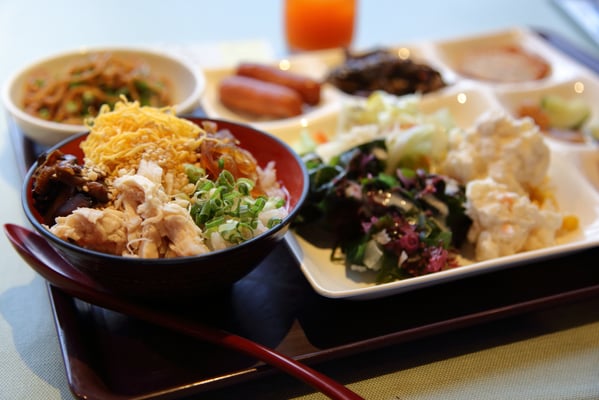 ワシントンホテルプラザの朝食バイキングにて。いわゆるホテルバイキングで、名物「鶏飯」のクウォリティがとても高い。鶏肉ふっくら。お出汁も上品。ちなみに、こちらのカレーもプロっぽさとご家庭カレーのほっこりさが相まって旨い。ゆえにどちらも食べるなら、2泊した方がいい。