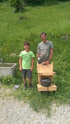 Ruedi und Ralph Wer trägt wohl das Räfli nach Hause?