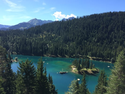 Der Caumasee liegt im unbewohnten Südteil der Gemeinde Flims im Schweizer Kanton Graubünden