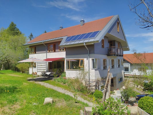 Vor dem Bau der PV-Anlage ist lediglich eine kleine Solarthermie-Anlage auf dem Dach verbaut.