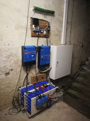 Dumpload-Widerstände und PV-Laderegler oberhalb des PV-Systems: https://pureselfmade.com