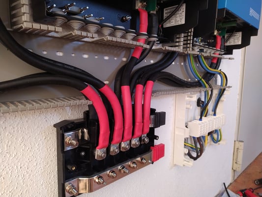 Installation von Wechslrichtern und PV-Ladereglern