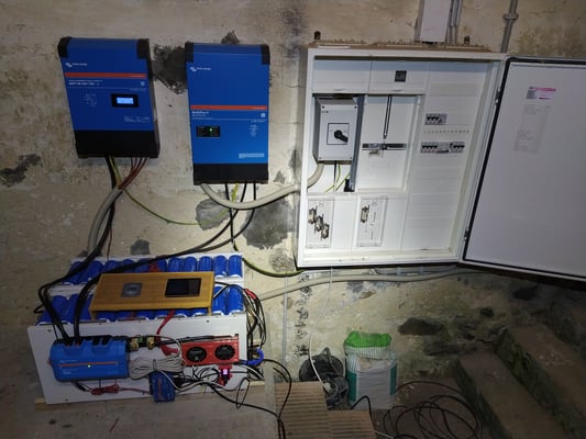 MPPT Laderegler, 230V 5kVA Wechslerichter, 9kWh LTO Batteriespeicher, sowie Notstrom-Umschalter