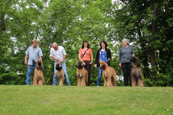 Familienfoto von links nach rechts. Venya, Yael, Yamei Jeannie, Yakira el Sahir und Vater Fhiroz el Kharaman