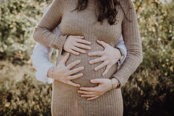 Babybauch mit vier Händen