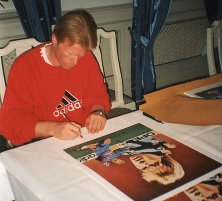 Oliver Kahn signiert die Kunstdrucke