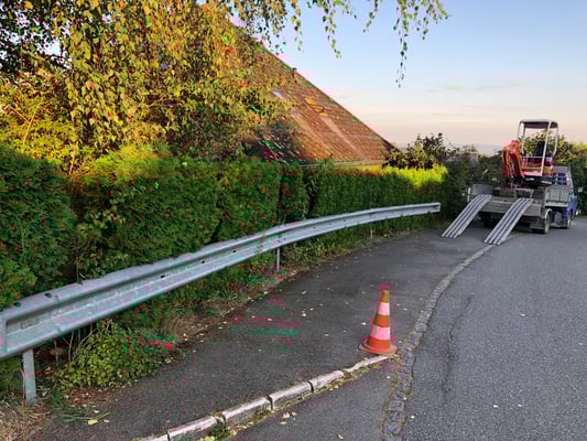 Vorher: Mit Thujahecke