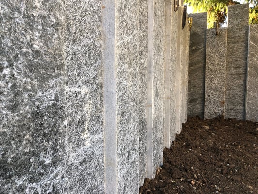 Sichtschutz mit Granit aus dem Tessin