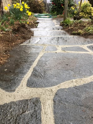 Steinplatten verlegt mit Mörtelfugen