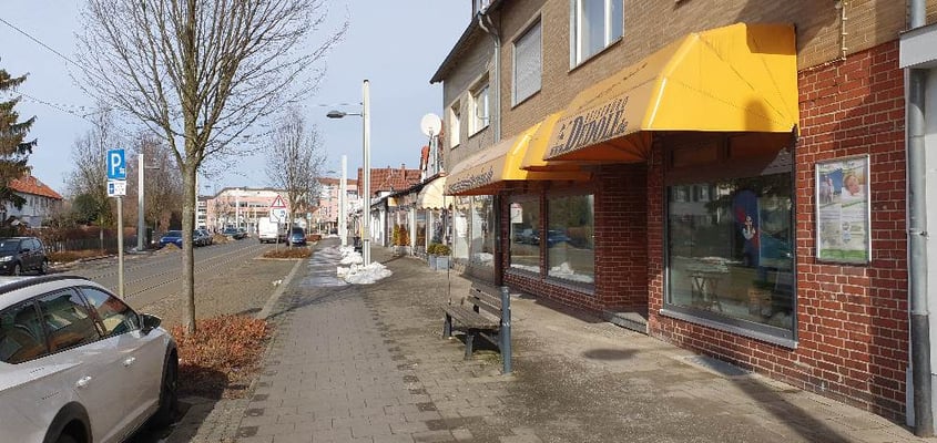 Reisebüro Dedolf, Parkplätze vor der Tür 