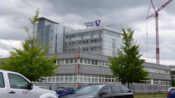 Thüringer Energie, Erfurt | Einzelbuchstabenschriftzug im Profil 4 und Logo aus Einzelsegmenten im Profil 8. Fronten mittels UV-Digitaldruck kaschiert. Die Ausleuchtung erfolgt mittels Hochleistungs-LED-Technik.