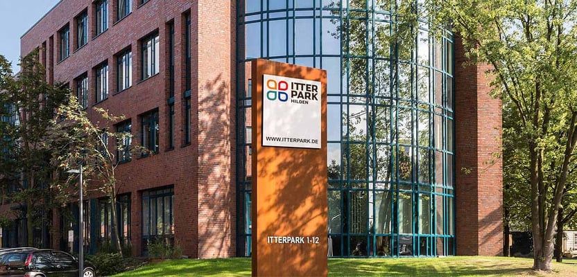 Itterpark, Hilden | Vollacrylglas-LED-Flächenlichter und Rückleuchter auf Corten-Stahl Stehlen