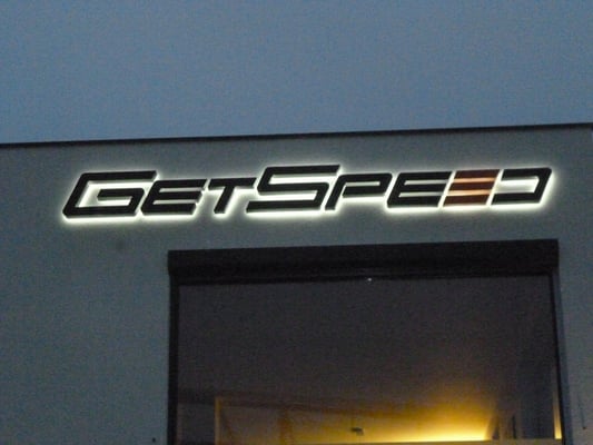 GetSpeed, Nürburgring | Lichtwerbeanlagen als Einzelbuchstabenschriftzug im Profil 3
