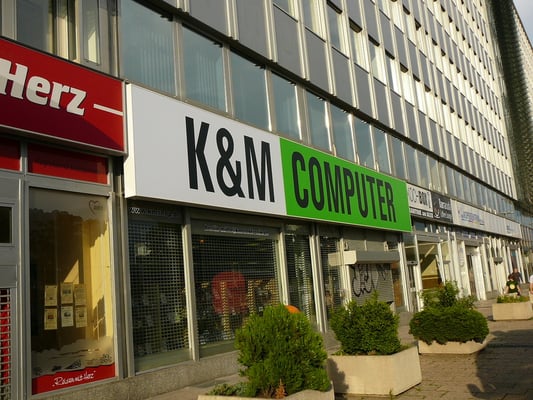 K&M Computer, Berlin-Mitte | Spanntuchtransparent mit LED-Ausleuchtung 2,0x15,0 m