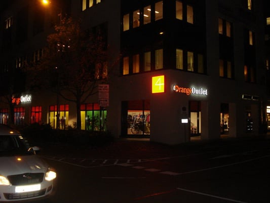 Orange Outlet, Regensburg | Profil 8 Buchstaben als Front- und Seitenleuchter